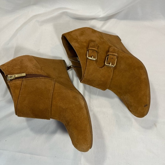 Anne Klein “AKTAYLOR” Caramel Wedge Booties - Picture 3 of 11